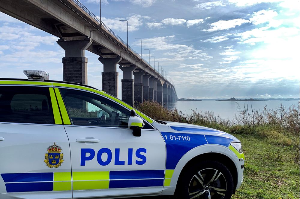 Polisbil vid stranden med Ölandsborn i bakgrunden