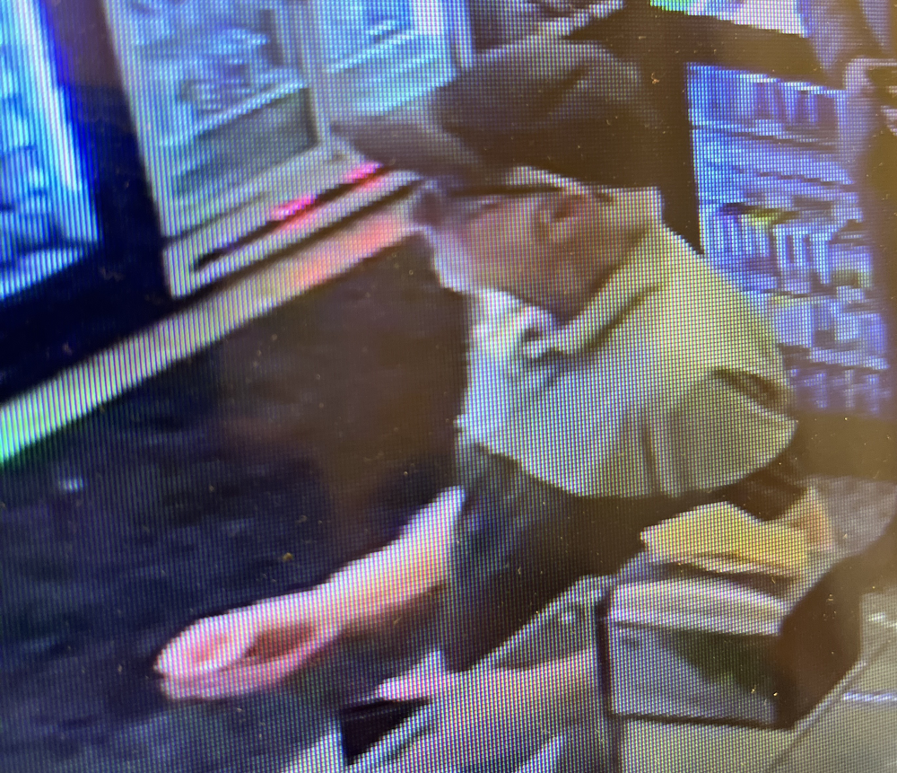 Bild på man i profil med mörk keps på huvudet