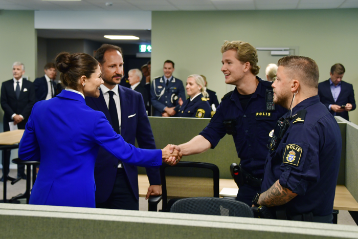 Sveriges kronprinsessa Victoria och Norges kronprins Haakon skakar hand med medarbetare.