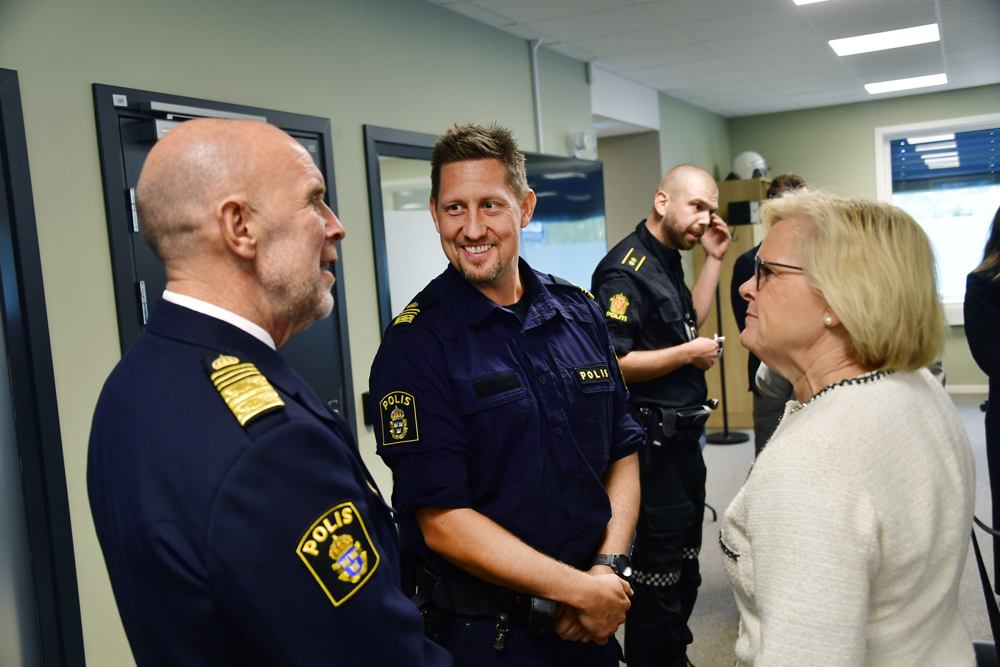 Gruppchefen Joakim Kristiansen samtalar med rikspolischef Petra Lundh och biträdande rikspolischef Stefan Hector.