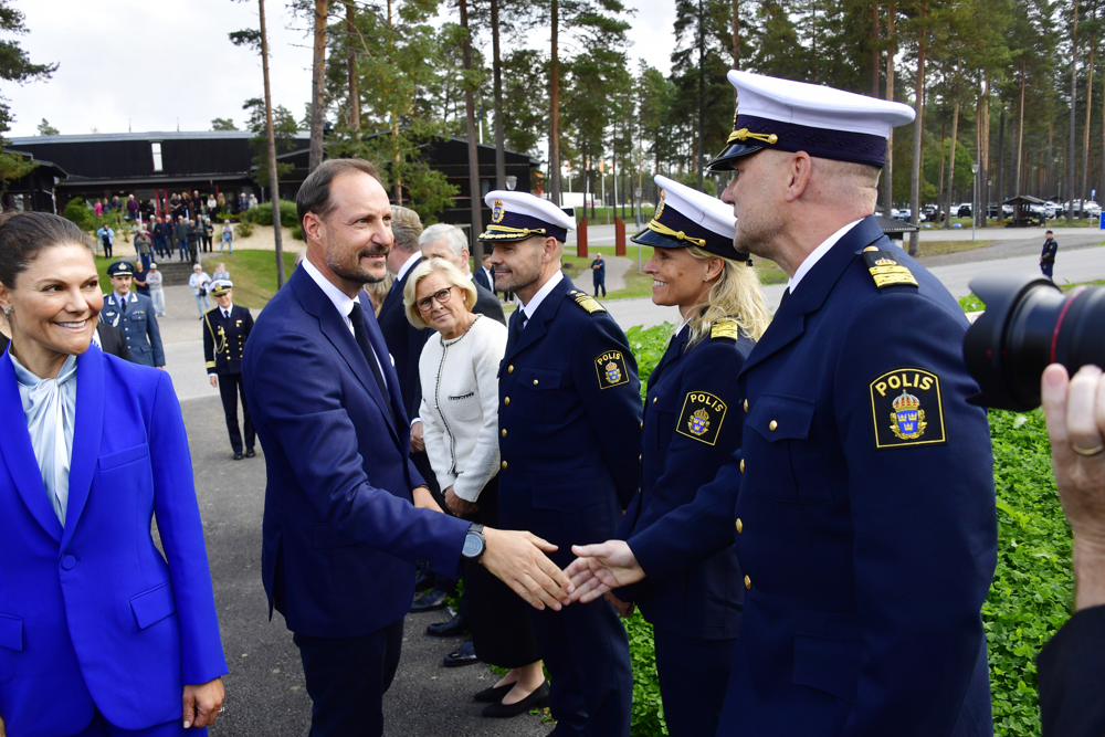 Sveriges kronprinsessa Victoria och Norges kronprins Haakon anländer till invigningen. Här hälsar de på lokalpolisområdeschef Jonas Wendel, polisområdeschef Anna Hallqvist och regionpolischef Patrick Ungsäter.