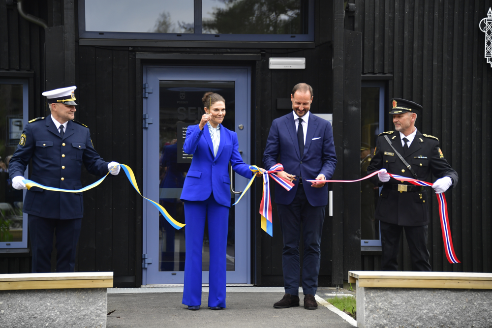 Sveriges kronprinsessa och Norges kronprins klipper band.