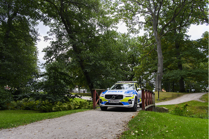 Polisbil i grönområde i Värnamo.