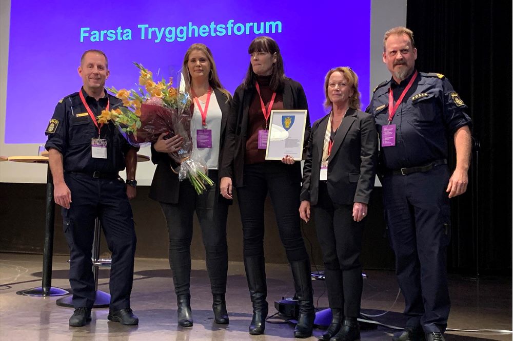 Foto av representanter från Farsta Trygghetsforum som tar emot Stockholms stads trygghetspris