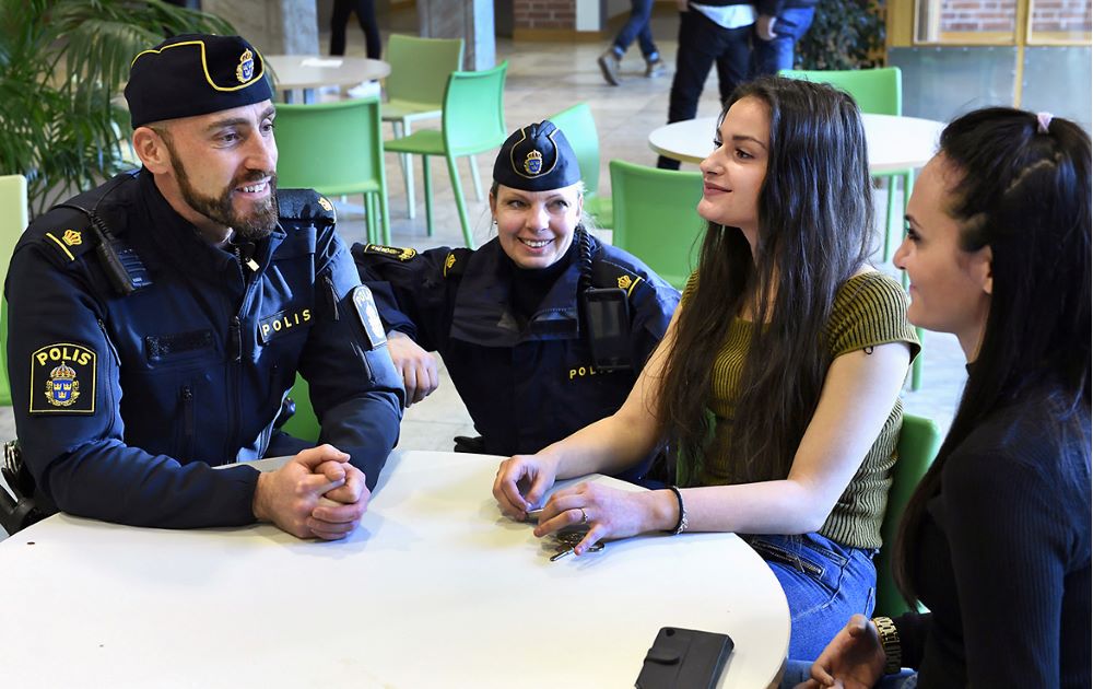 Kommunpoliser pratar med två flickor