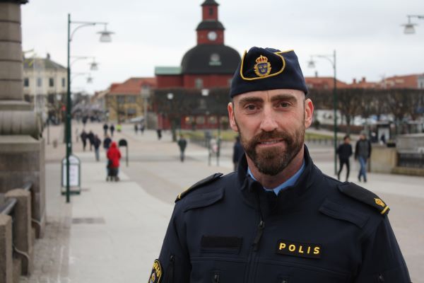 Porträtt av kommunpolisen i Lidköping.