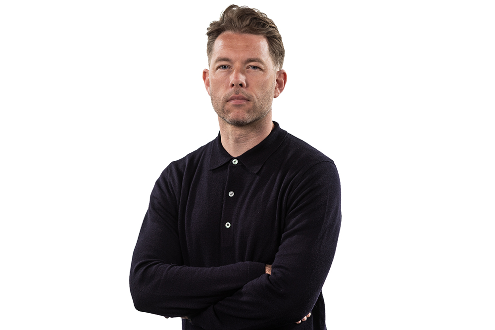 Presstalespersonen Marcus Björling tittar in i kameran.