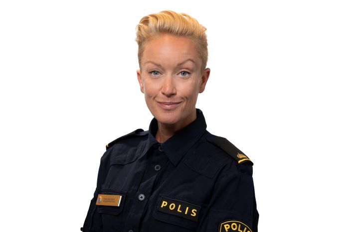 Porträtt på kvinnlig polis.