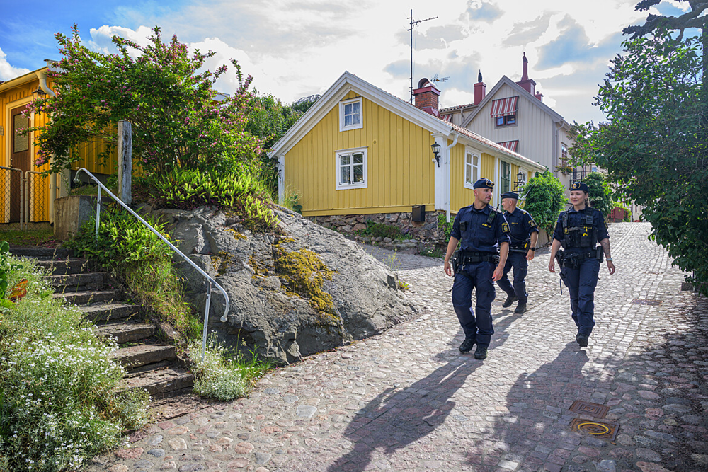 Tre poliser fotpatrullerar i ett bostadområde