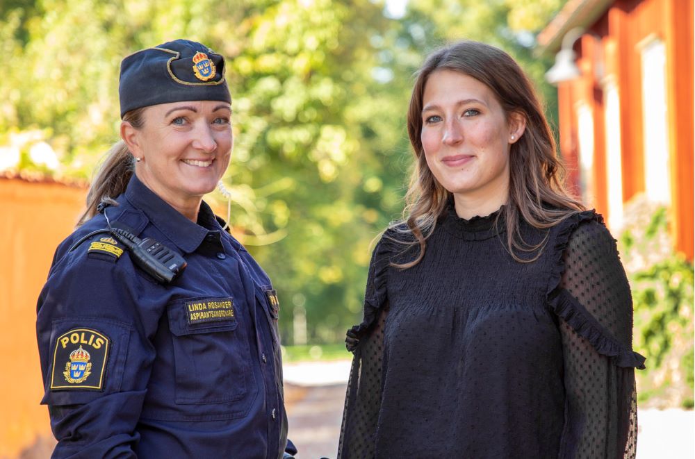 Alva är en av Västmanlands blivande poliser. Här tillsammans med Linda som inspirerade henne att söka till polisutbildningen.