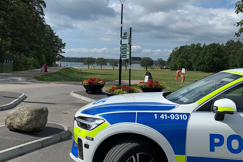 Polisbil framför en stor gräsyta i Oxelösund.