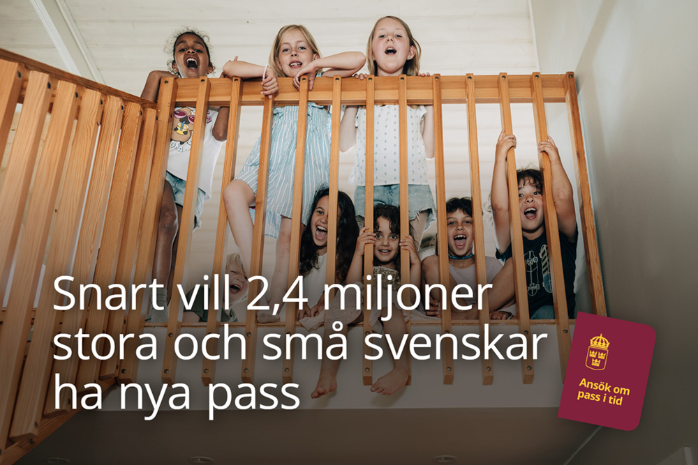 Foto på sju små barn som står vid en trappa och ser glada ut. På bilden finns texten "Snart vill 2,4 miljoner stora och små svenskar ha nya pass".