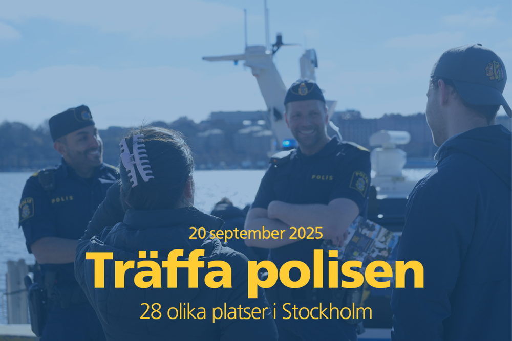 Foto på två poliser som står utomhus och pratar med två medborgare som har ryggen mot kameran. På bilden står det "20 september 2025. Träffa polisen. 28 olika platser i Stockholm".
