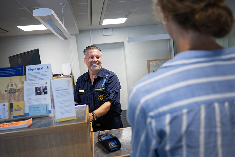 Medborgare som besöker polisens servicecenter.