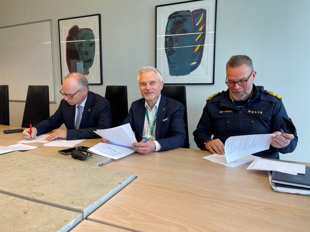 Landshövding Anders Flanking, regiondirektör Stefan Hollmark och polisområdeschef Fredrik Persson signerar överenskommelse