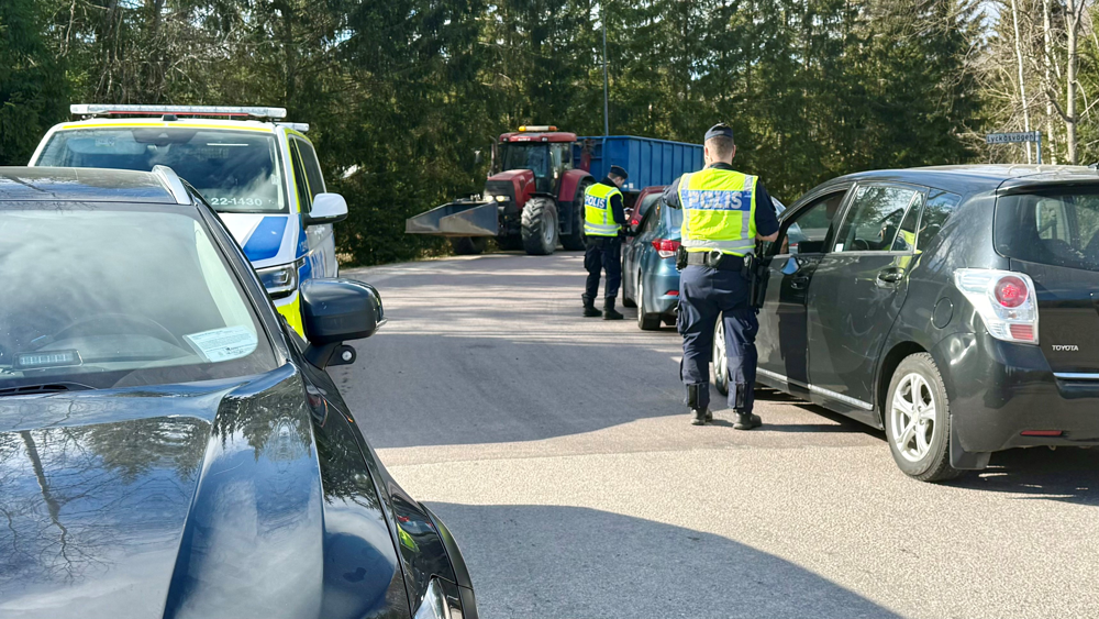 Vid en kontroll i Grums rapporterades 14 bilister för hastighetsöverträdelser. Två körde dessutom så fort att de fick körkorten omhändertagna.