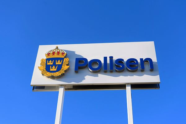 Utomhusskylt med polisloggan