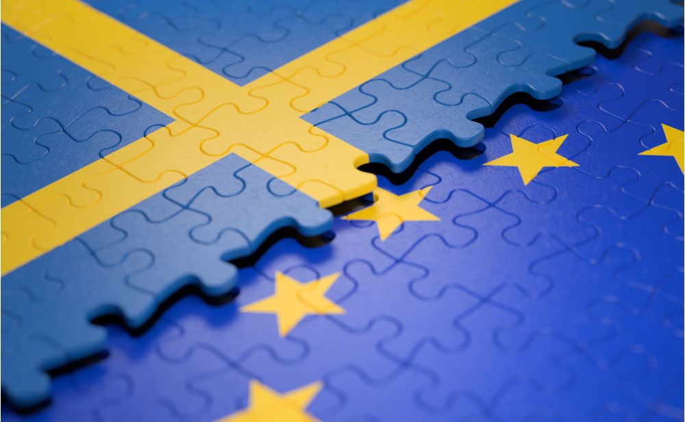 Svenska flagga och EU:s flagga som fogas ihop i ett pussel