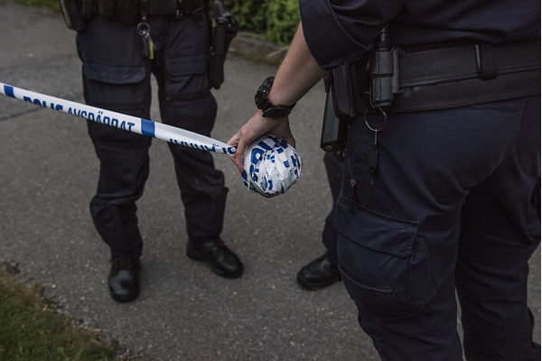 Två poliser sätter upp avspärrningstejp