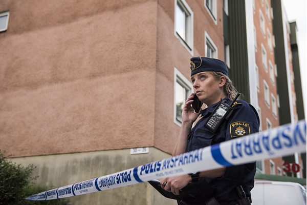 Polis vid avspärrning.