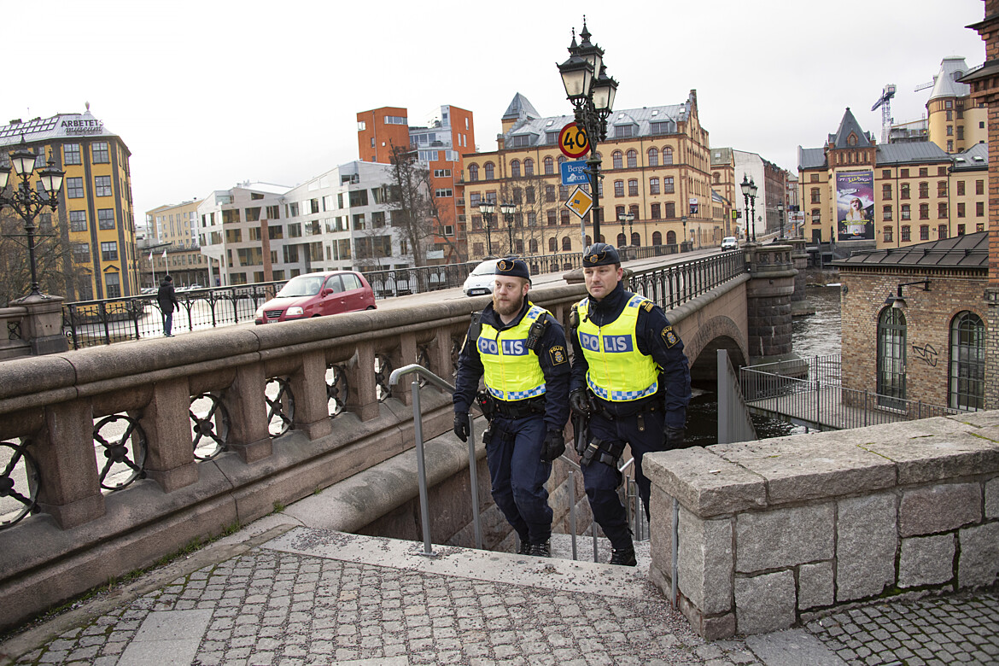 Två poliser i uniform går upp för en trappa.