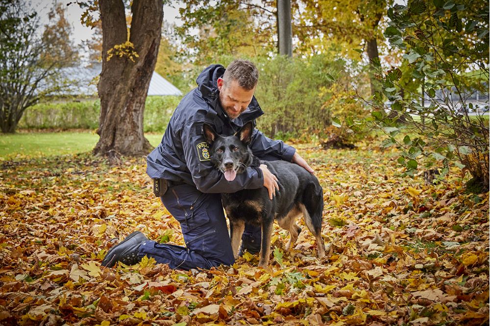 Magnus Stenlilja med hunden Sky som har blivit utsedd till årets polishund.
