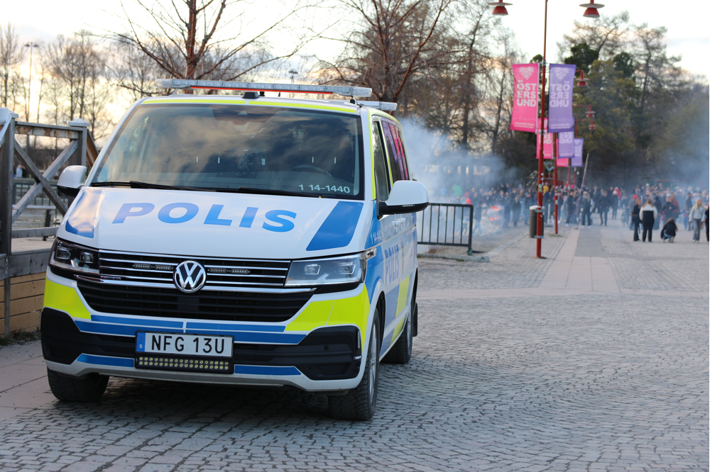 Polisbil parkerad i Badhusparken under Valborg