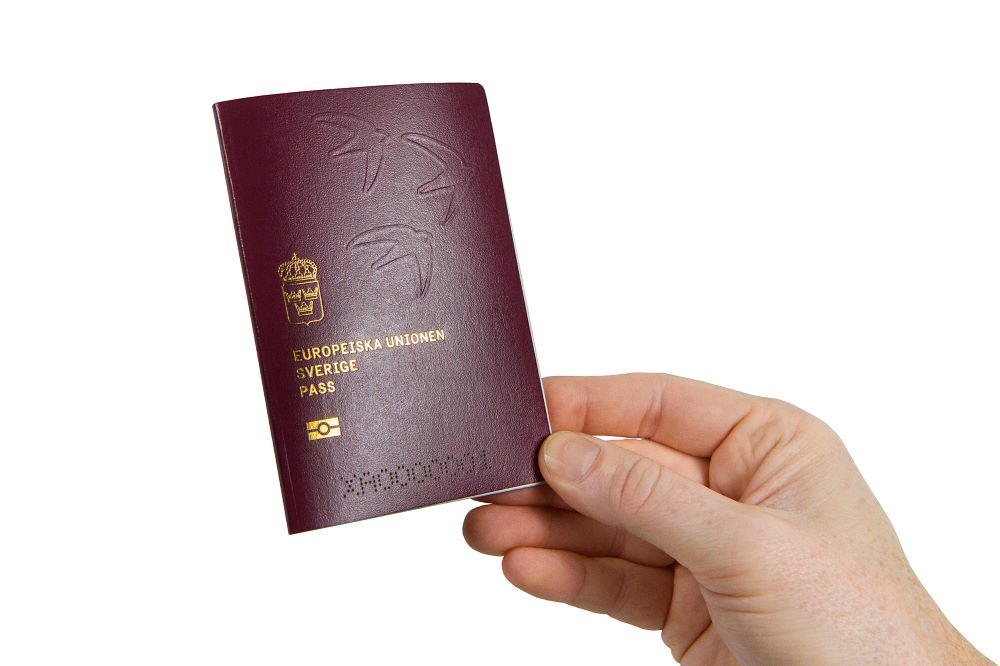 En hand som håller ett pass
