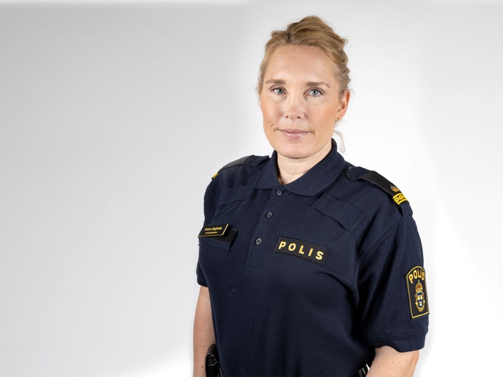Kvinna i polisuniform