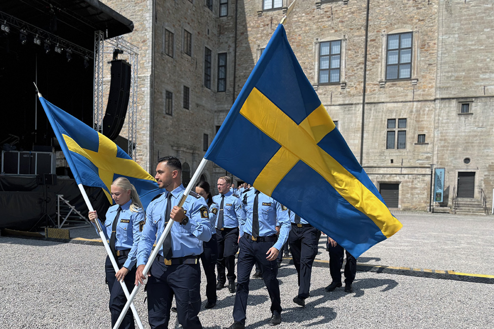 Ett fotografi som visar när polisaspiranterna tågar in i lokalerna för avslutningsceremonin.