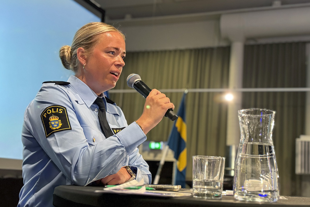 Ett fotografi som visar när en polisaspirant håller tal under avslutningsceremonin.