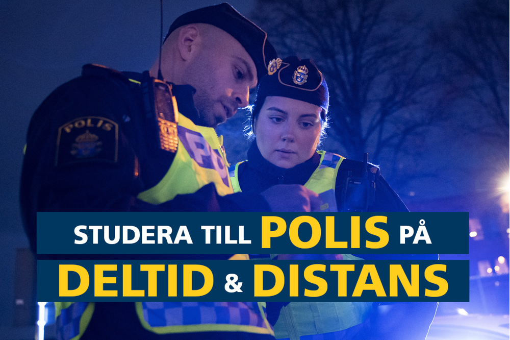 En manlig och en kvinnlig polis vid en trafikkontroll.