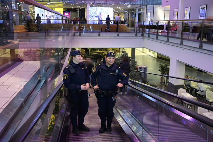 Poliser i en rulltrappa i ett köpcenter