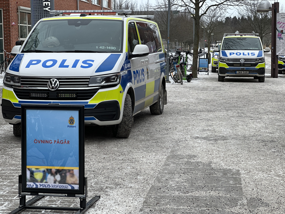 Polisbilar utanför universitetet i Linköping. 