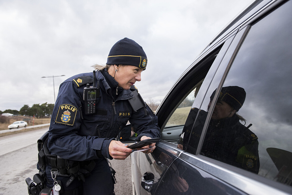 Polis utfärdar böter.