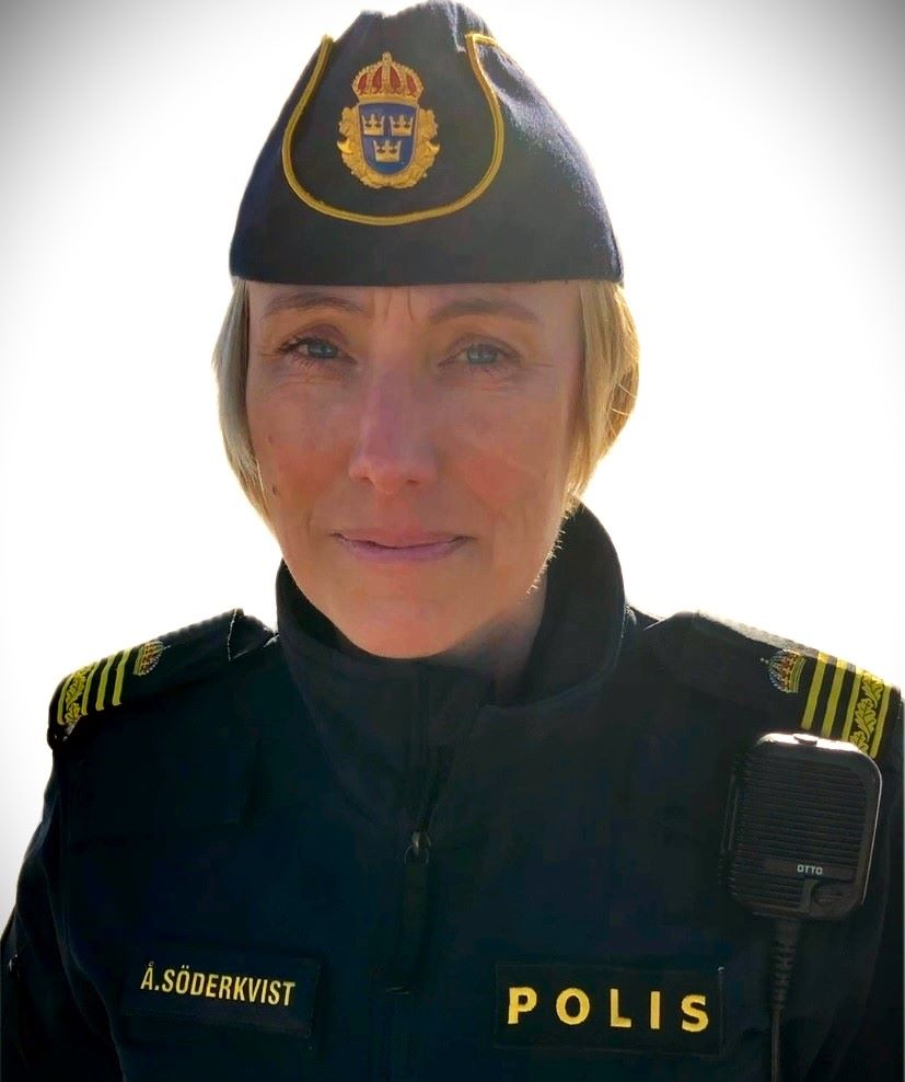 Porträttbild på Åsa i uniform