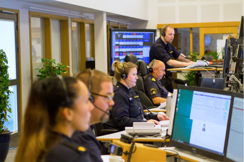 Fem RLC-operatörer med headset vid skrivbord