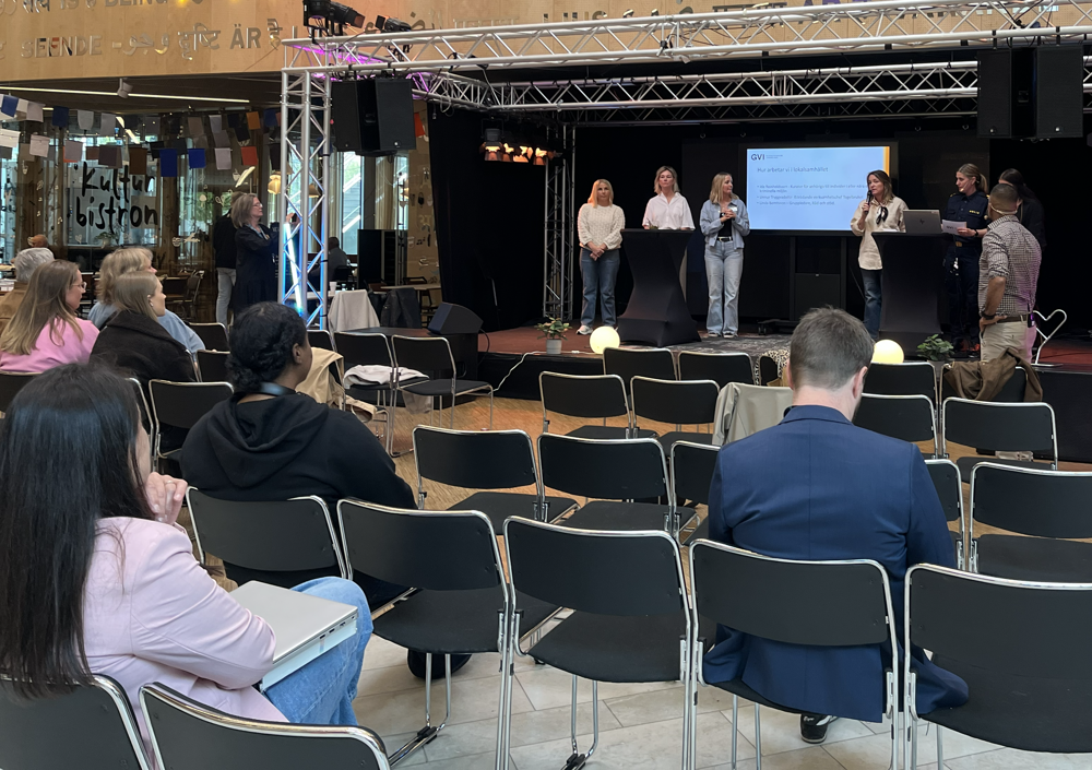 Scen med representanter från polisen, Kriminalvården och Örebro kommun under ett panelsamtal om GVI.