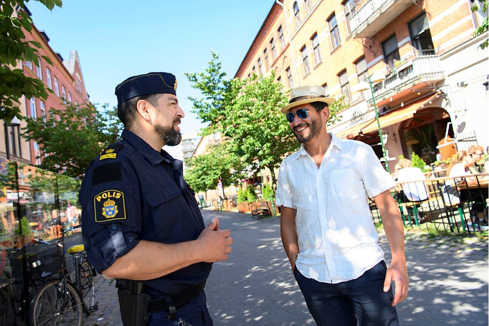 Polis samtalar med en medborgare