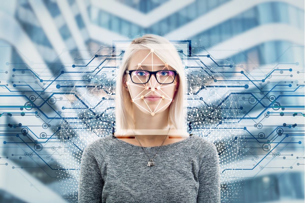Ansiktsigenkänning, porträttbild på kvinna mot bakgrund av digitala tecken.