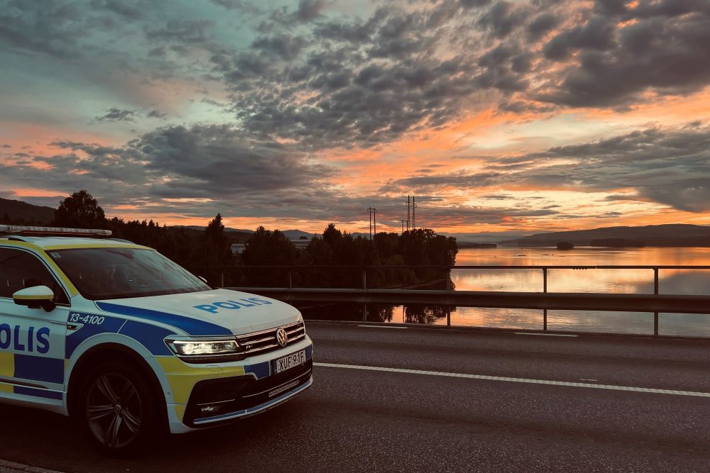 Polisbil vid bro i Kramfors