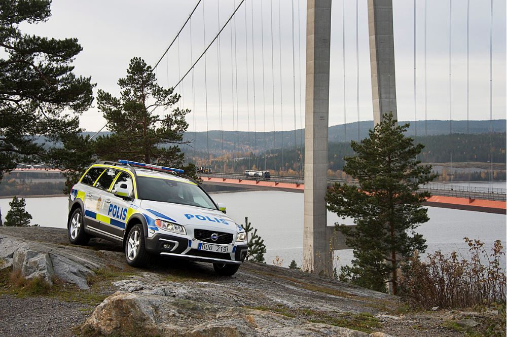 Bild på polisbil vid ett brofäste