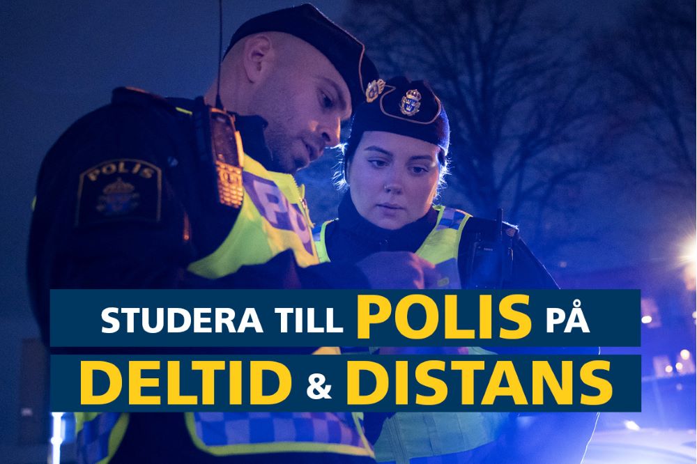 Två poliser står i mörkret. Framför dem står texten: "Studera till polis på deltid och distans"
