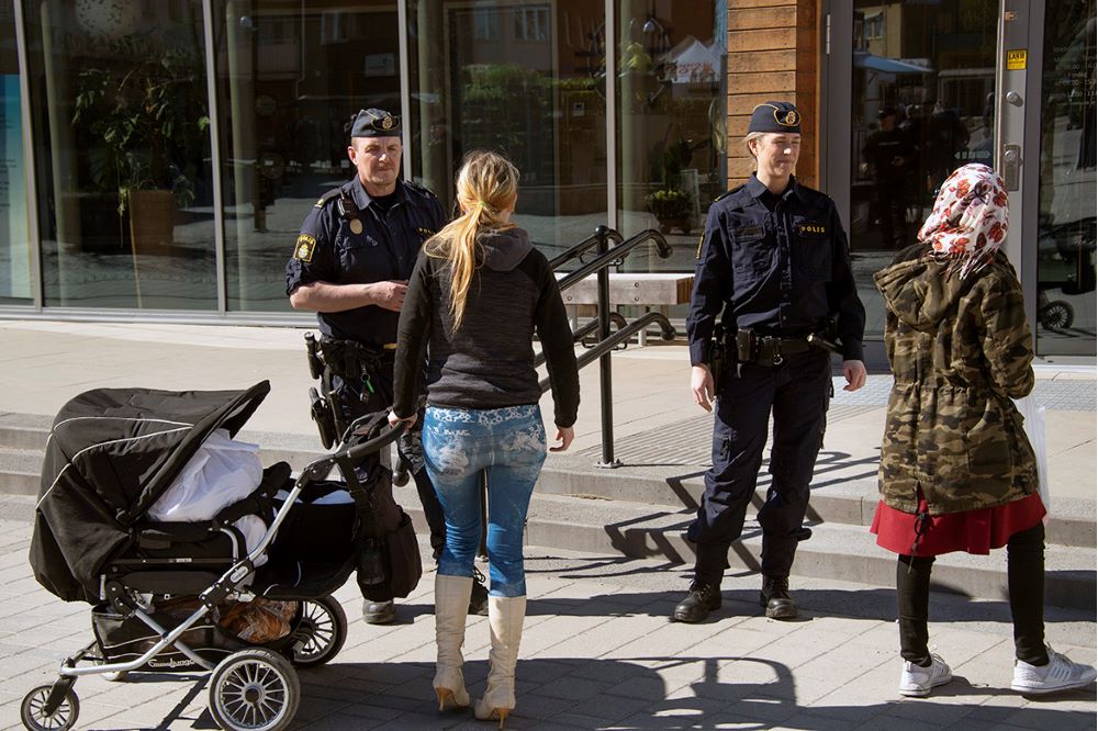 Poliser pratar med allmänhet