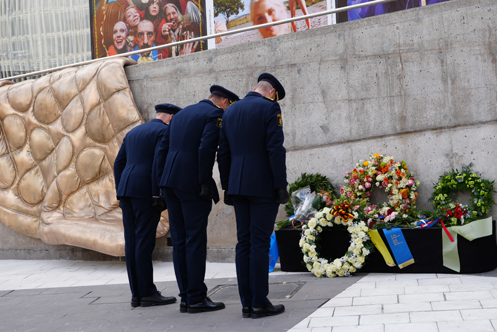 Foto på Tobias Bergkvist, biträdande regionpolischef i Stockholm, Michael Fetz, polisregion Stockholms samordnare för terrorismbekämpning, och Felix Andåker, polisområdeschef i polisområde Stockholm city, när de står i uniform och bockar för att hedra offren för terrordådet på Drottninggatan.