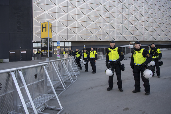 Poliser vid ett fotbollsderby.