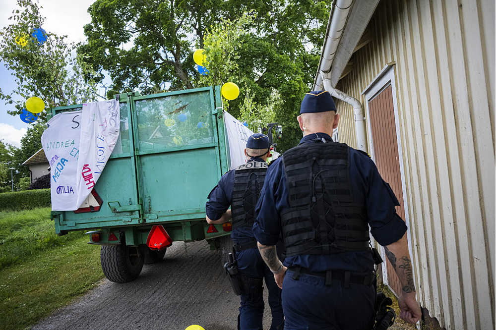 Två poliser inspekterar studentflak