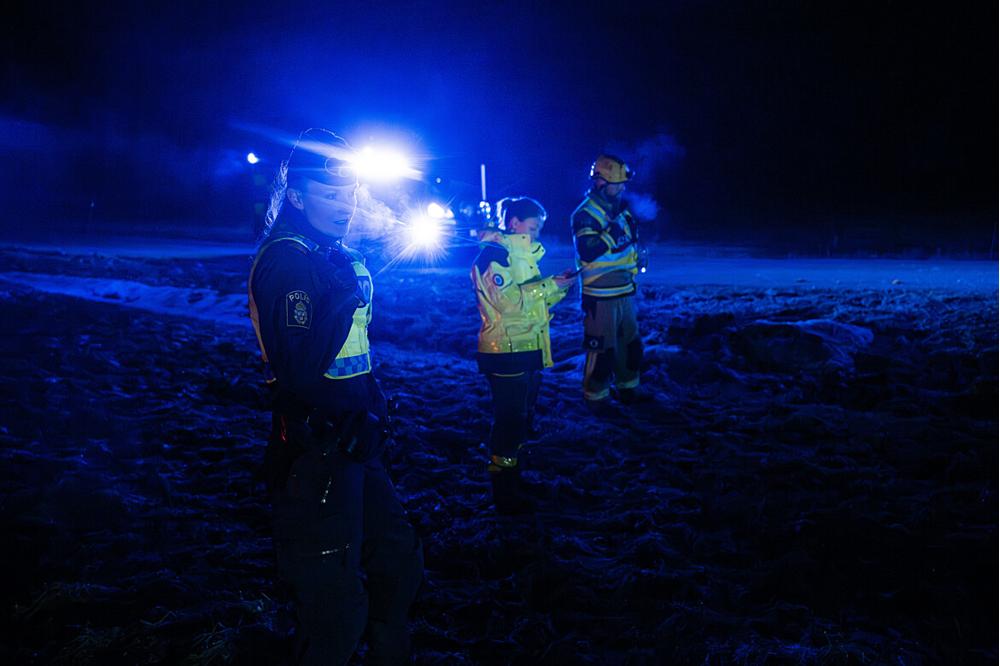 Polis, räddningstjänst samt ambulans står vid en trafikolycka