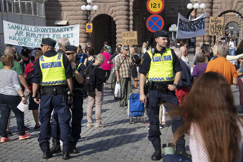 Folksamling vid Sveriges riksdag.