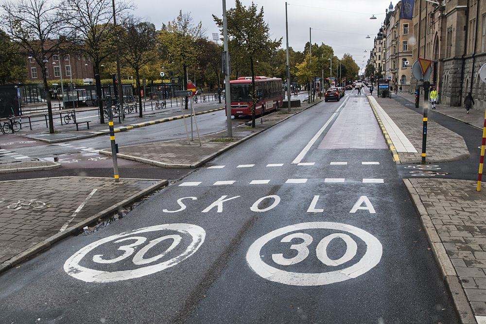 30-skylt på aslfalterad väg.